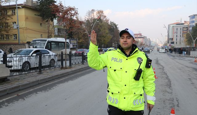 Elleri üşüyen kuryeye eldivenini veren polisin görüntüsü sosyal medyada beğeni topladı