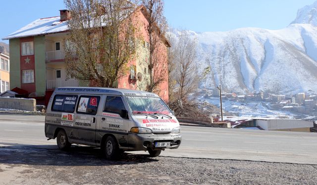 'Elmacı Dede' Hakkari'deki askerlere elma ve mandalina getirdi