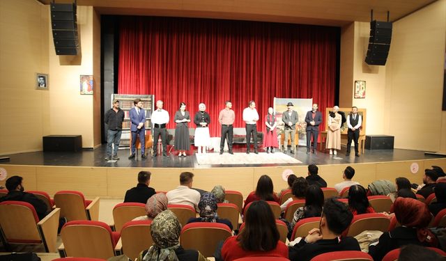 Erciş'te 'Bir Adam Yaratmak' adlı tiyatro oyunu sahnelendi