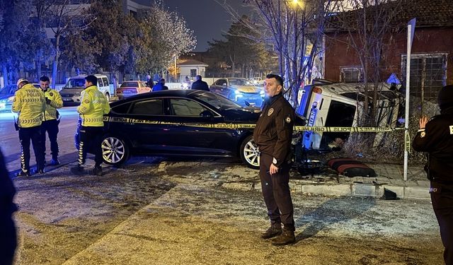 Erzincan'da iki otomobilin çarpışması sonucu 5 kişi yaralandı