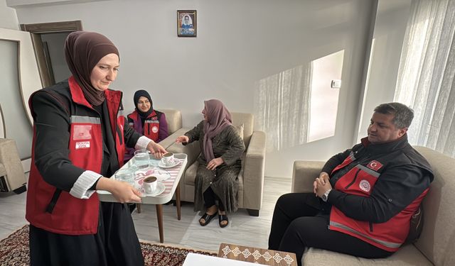 Erzincan'da 'Kahve Bahane' projesiyle ziyaret edilen yaşlıların ihtiyaçları gideriliyor