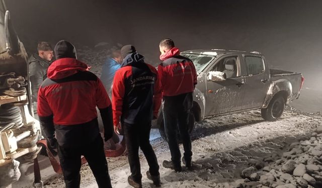 Erzincan'da karda mahsur kalan 4 kişiyi JAK ekipleri kurtardı
