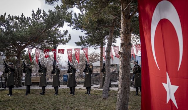 Erzurum'da 59 yıl önce yangında şehit olan 65 asker mezarları başında anıldı