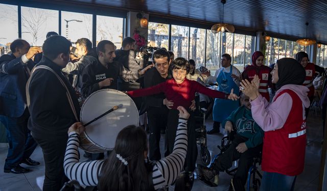 Erzurum'da bedensel ve zihinsel engelliler Yerli Malı Haftası'nda gönüllerince eğlendi