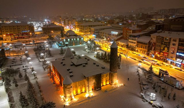 Erzurum'da beyaza bürünen tarihi yapılar havadan görüntülendi