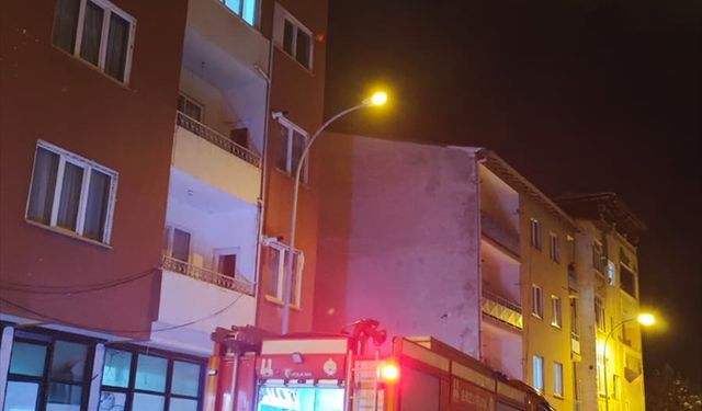Erzurum'da bir binanın çatısında çıkan yangın hasara yol açtı