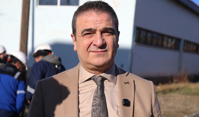 Erzurum'da elektrik işçileri ahşap direklerde aldıkları eğitimlerle zorlu kış şartlarına hazırlanıyor