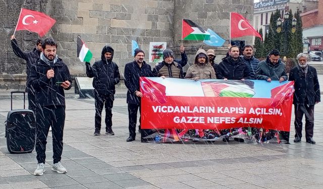Erzurum'da sağlık çalışanları Gazze için 'sessiz yürüyüş'lerini 111. haftada kar yağışı altında yaptı