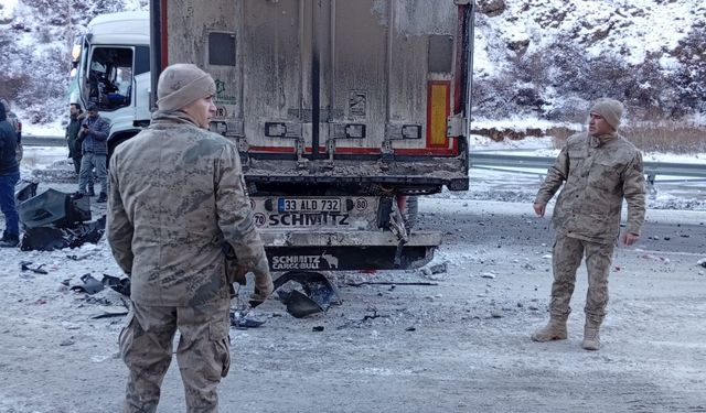 Erzurum'da tır ile SUV tipi aracın çarpıştığı kazada 6 kişi yaralandı
