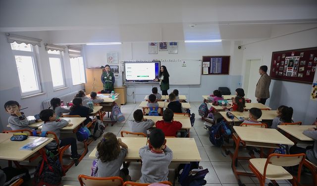 Erzurum'da Yeşilayın genç gönüllüleri okulları dolaşıp 11 bini aşkın çocuğu bilinçlendirdi