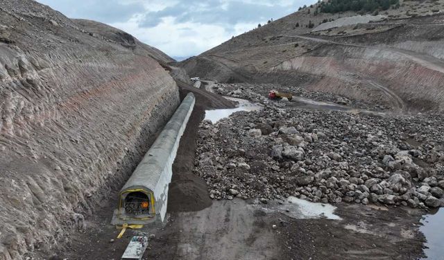 Erzurum'daki Doruklu Barajı'nda yol kazıları ile sahil sıyırma imalatı tamamlandı
