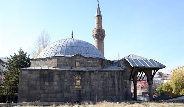 Erzurum'daki tarihi Şeyhler Camisi minaresindeki güneş saatiyle dikkati çekiyor
