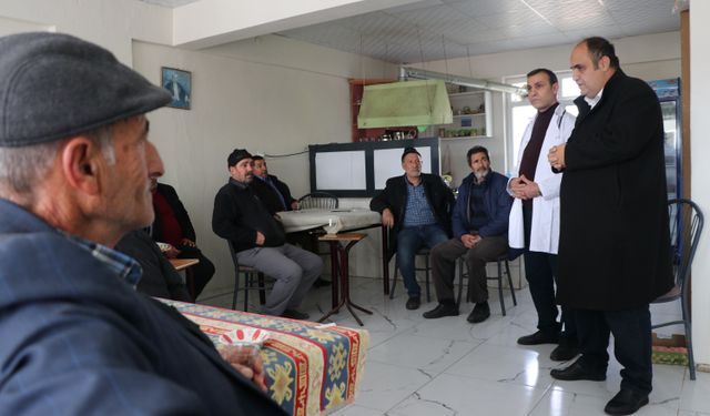 Gönüllü doktor ve gençler sağlık taraması ve ilk yardım eğitimi için köy yollarında