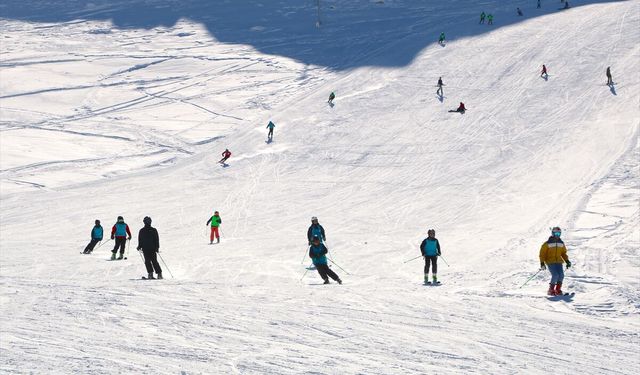 Hakkari Mergabütan Kayak Merkezi'nde sezon açıldı