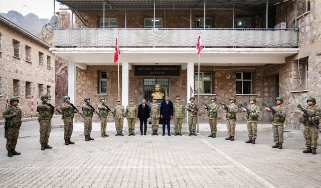 Hakkari Valisi Çelik ve 2. Ordu Komutanı Korgeneral Topaloğlu, Şemdinli'de ziyaretlerde bulundu