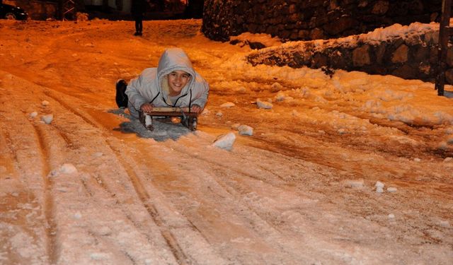 Hakkari'de çocuklar kızak ve bidonlarla kayarak eğlendi