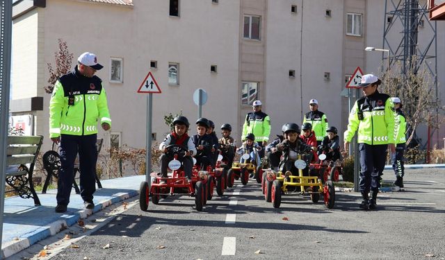 Hakkari'de jandarma ekiplerinden öğrencilere uygulamalı trafik eğitimi