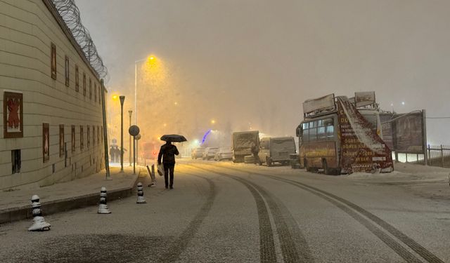 Hakkari'de kar nedeniyle 72 köy ve mezranın yolu ulaşıma kapandı