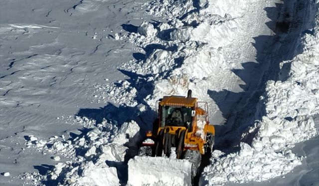 Hakkari'de kardan kapanan üs bölgesinin yolu açıldı