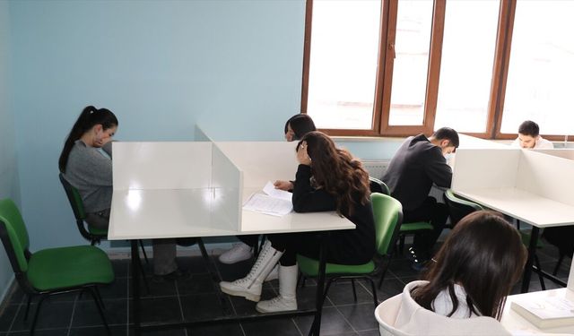 Hakkari'de öğrenciler, ücretsiz kurslarla sınavlara hazırlanıyor