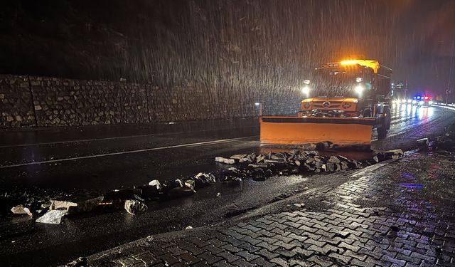 Hakkari'de yola düşen kaya parçaları ekiplerce temizlendi