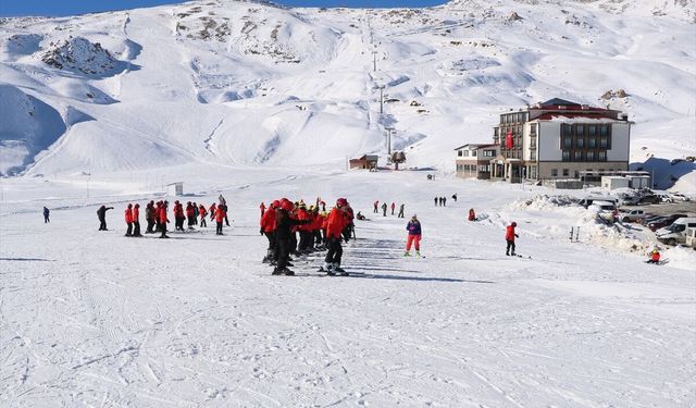 Hakkari'deki Gençlik Kampı'nda yaklaşık 8 bin öğrenci kayakla tanıştı
