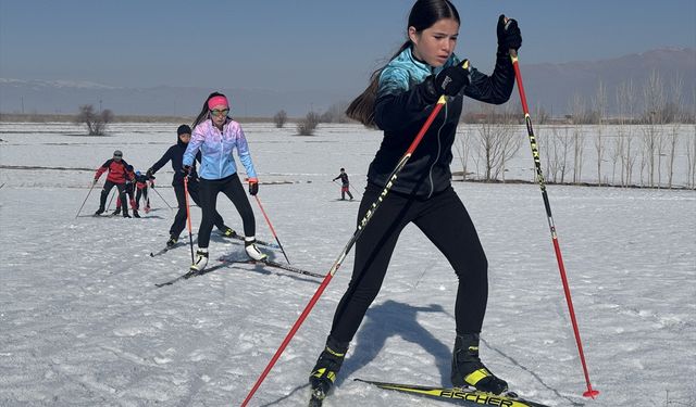 Hakkarili kayakçılar karlı arazide yarışlara hazırlanıyor