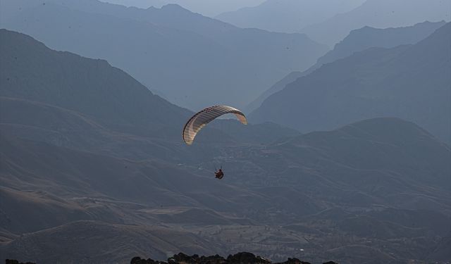 Hakkarili öğretmen pilot, paraşüt tutkunlarına gökyüzünün kapılarını aralıyor