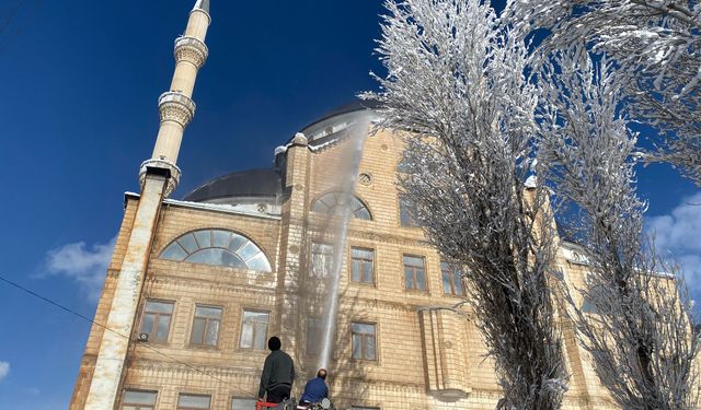 Hizan'da itfaiye ekipleri tehlike oluşturan buz sarkıtlarını temizledi