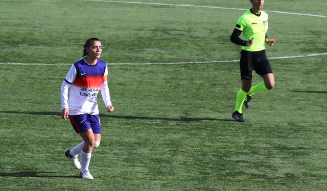 Kader öğretmen Ağrı'da kız öğrencilere okulda rehberlik sahada kaptanlık yapıyor