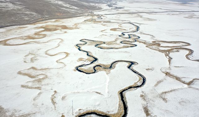 Karla beyaza bürünen Göle Ovası'ndaki menderesler dronla görüntülendi