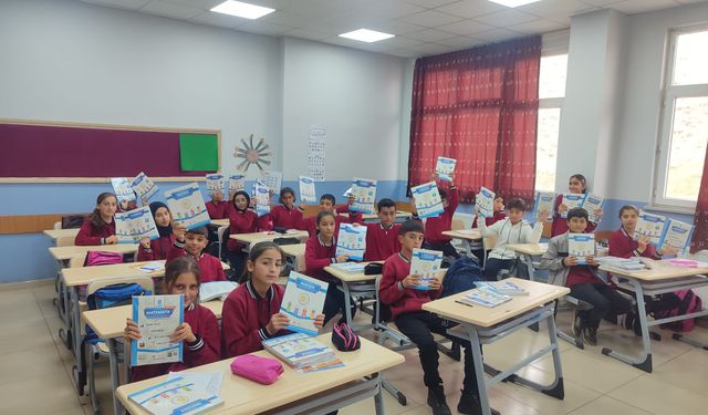 Karlıova'da öğrencilere kaynak kitap desteği