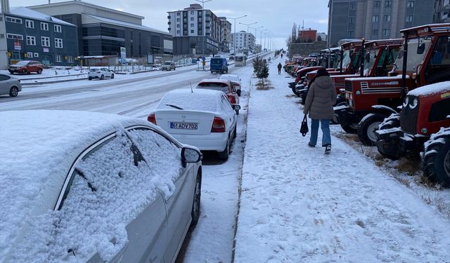 Kars ve Ardahan'da kar etkili oldu