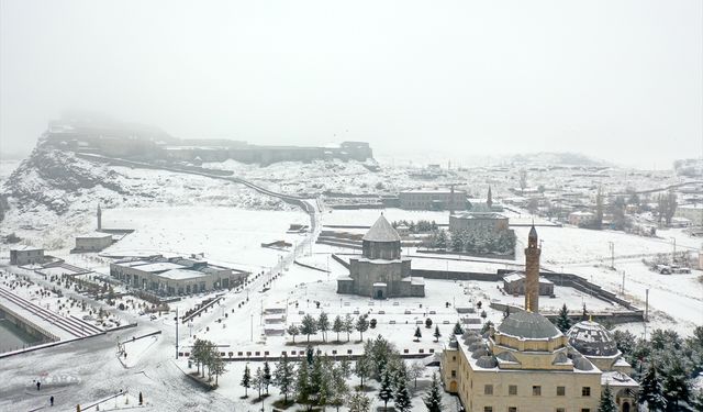 Kars ve Ardahan'da kar yağışı ile sis etkili oluyor