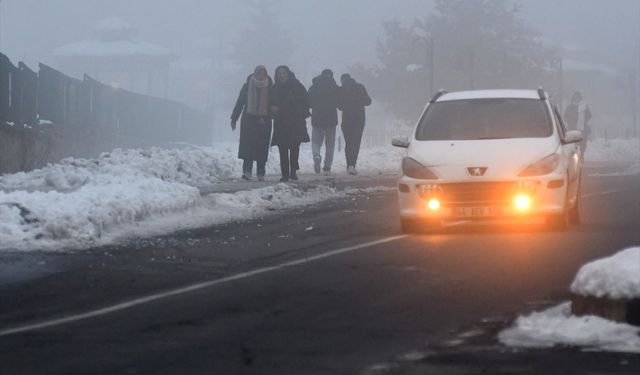 Kars'ta etkili olan sis trafiği olumsuz etkiledi