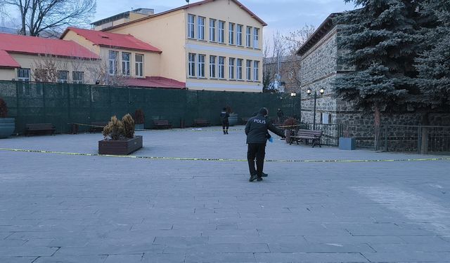 Kars'ta iki grup arasında çıkan bıçaklı kavgada 2'si ağır 7 kişi yaralandı