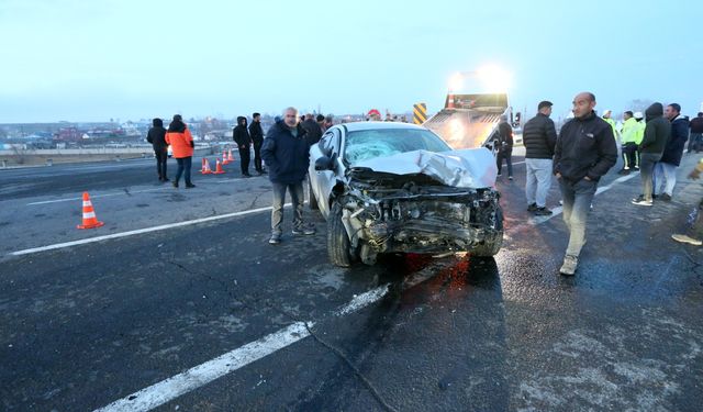 Kars'ta iki otomobilin çarpışması sonucu 6 kişi yaralandı