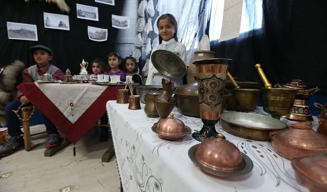 Kars'ta ilkokulda asırlık eşyalarla geçmişten geleceğe köprü kuruldu