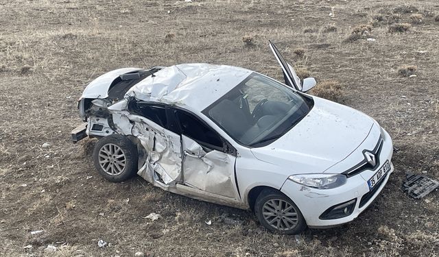 Kars'ta kamyonla çarpışan otomobil şarampole devrildi