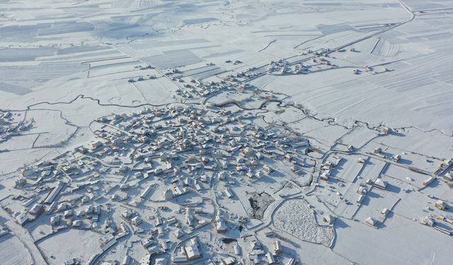 Kars'ta karla kaplanan köyler dronla görüntülendi