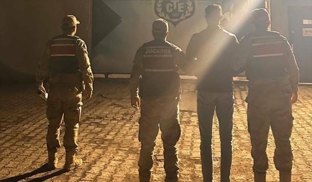 Kars'ta 'sahte banka ve kredi kartı üreterek satan' firari hükümlü yakalandı