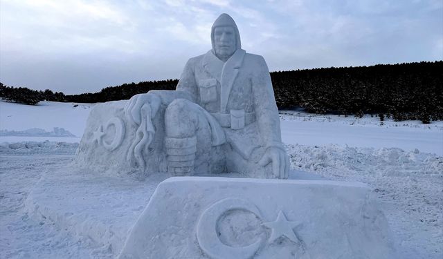 Kars'ta Sarıkamış Harekatı için kardan hazırlanan iki heykelden biri tamamlandı