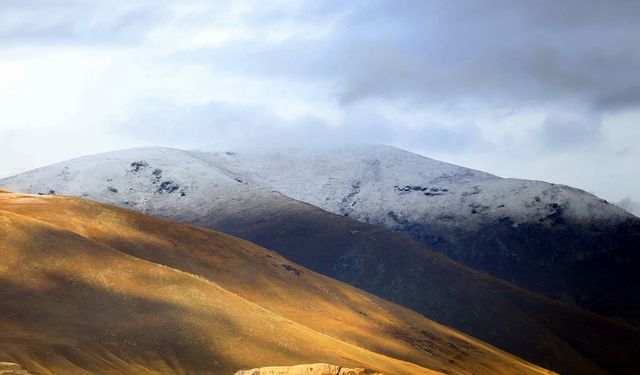 Kars'ta şehir merkezi, Ardahan'da ise yüksek kesimler karla kaplandı