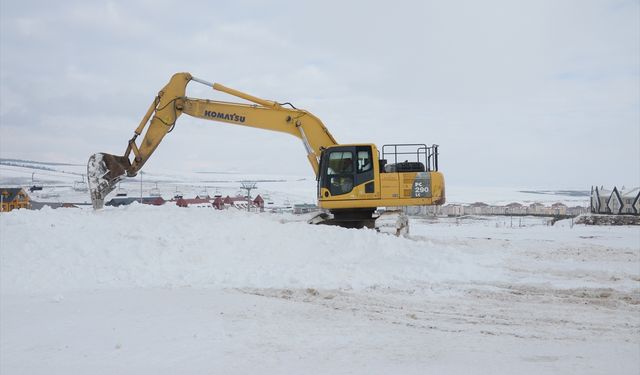 Kars'ta şehit heykellerinin yapımında kullanılacak kar taşınmaya başlandı