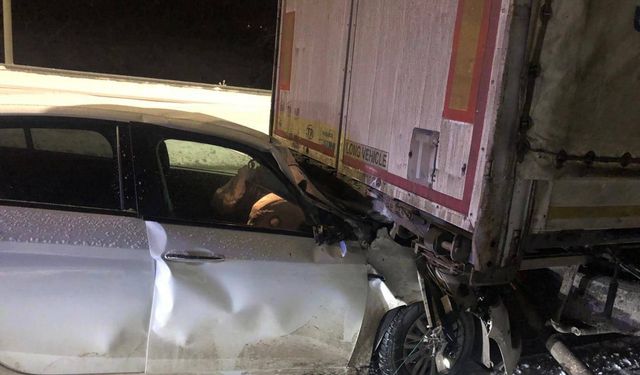 Kars'ta tıra çarpan otomobilin sürücüsü yaralandı