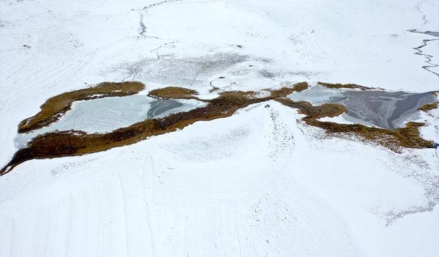 Kars'taki tescilli Lavaş Gölü'nün yüzeyi dondu