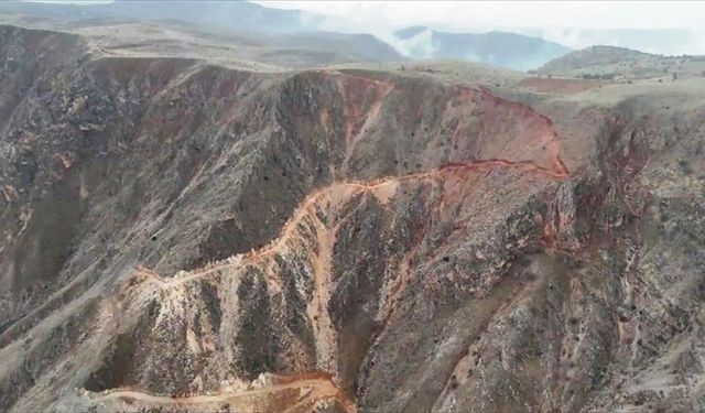 Keban'da yol çalışması sürüyor