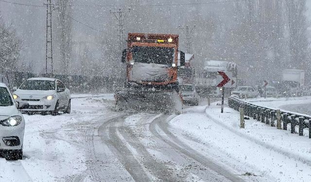 Malatya-Kayseri kara yolu, kar yağışı nedeniyle ağır tonajlı araçların geçişine kapatıldı
