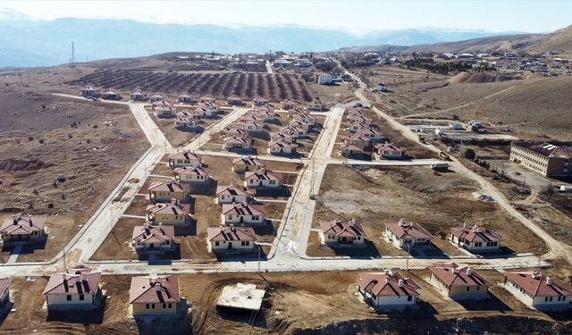 Malatya Valisi Yavuz, deprem konutlarına yerleşen aileleri ziyaret etti