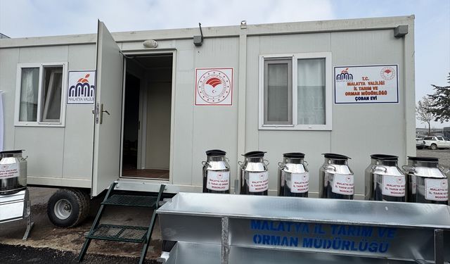 Malatya'da depremzedelerden boşalan konteynerler çobanlara ev oldu